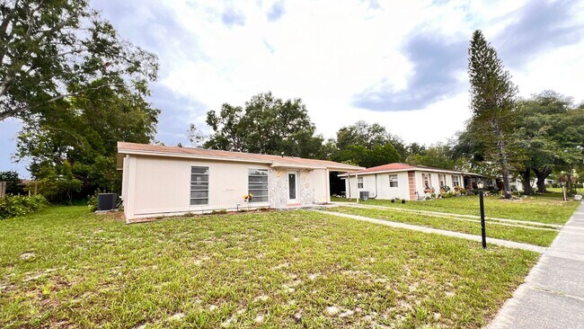 Foto del edificio - Lovely 2 Bedroom + Bonus Room, 1 Bathroom ...