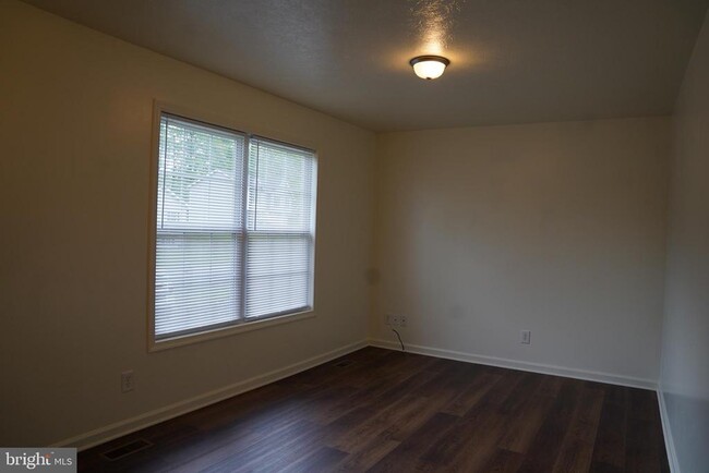 Building Photo - 104 Basin Dr