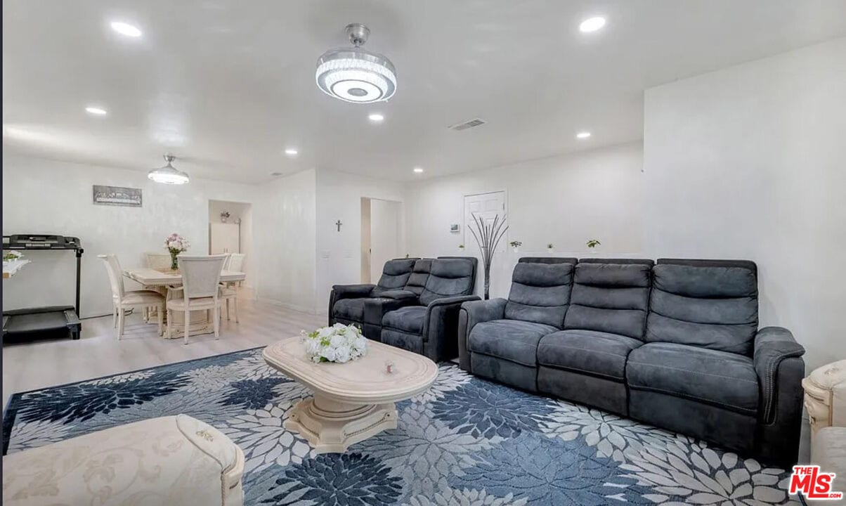 Foto principal - 7701 Baird Ave