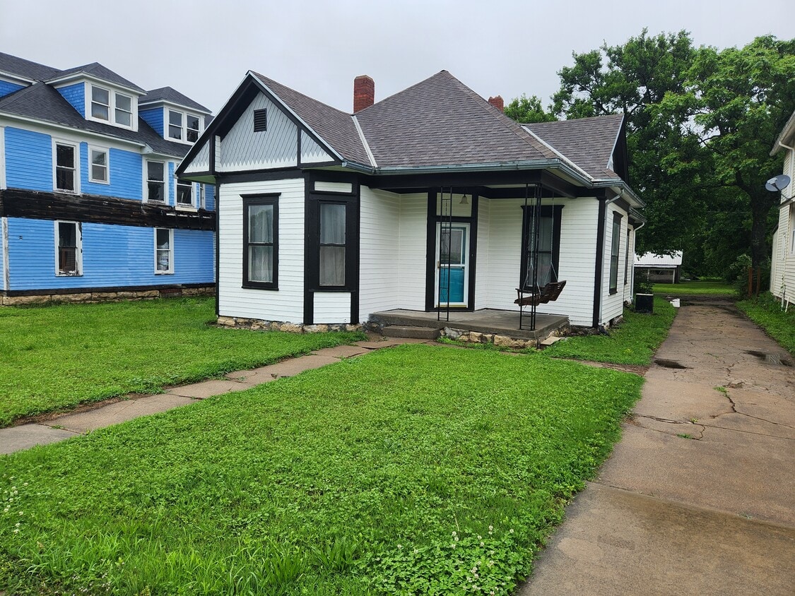 Primary Photo - 218 W Main St