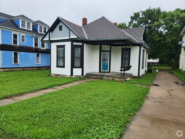 Building Photo - 218 W Main St