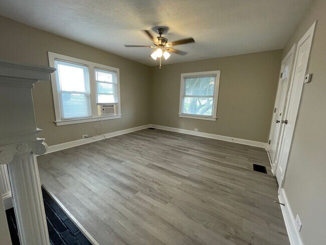 Building Photo - Newly Renovated Just For You!