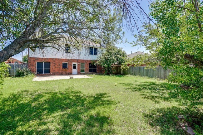 Building Photo - Great neighborhood with several amenities!
