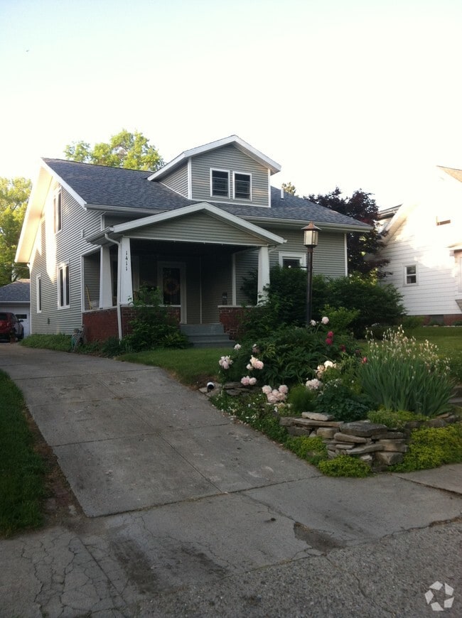 Building Photo - 1411 Central St
