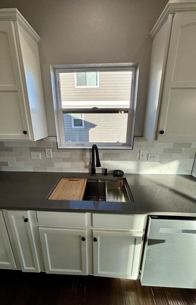 Building Photo - Modern 3 Bedroom 2 Bathroom Home In Wellin...