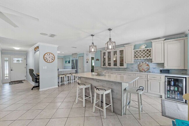 Building Photo - 3 bed, 2 bath Pool & Salt Water canal home...