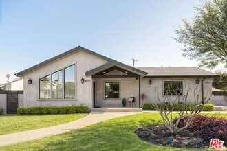 Building Photo - 5637 W 83rd St