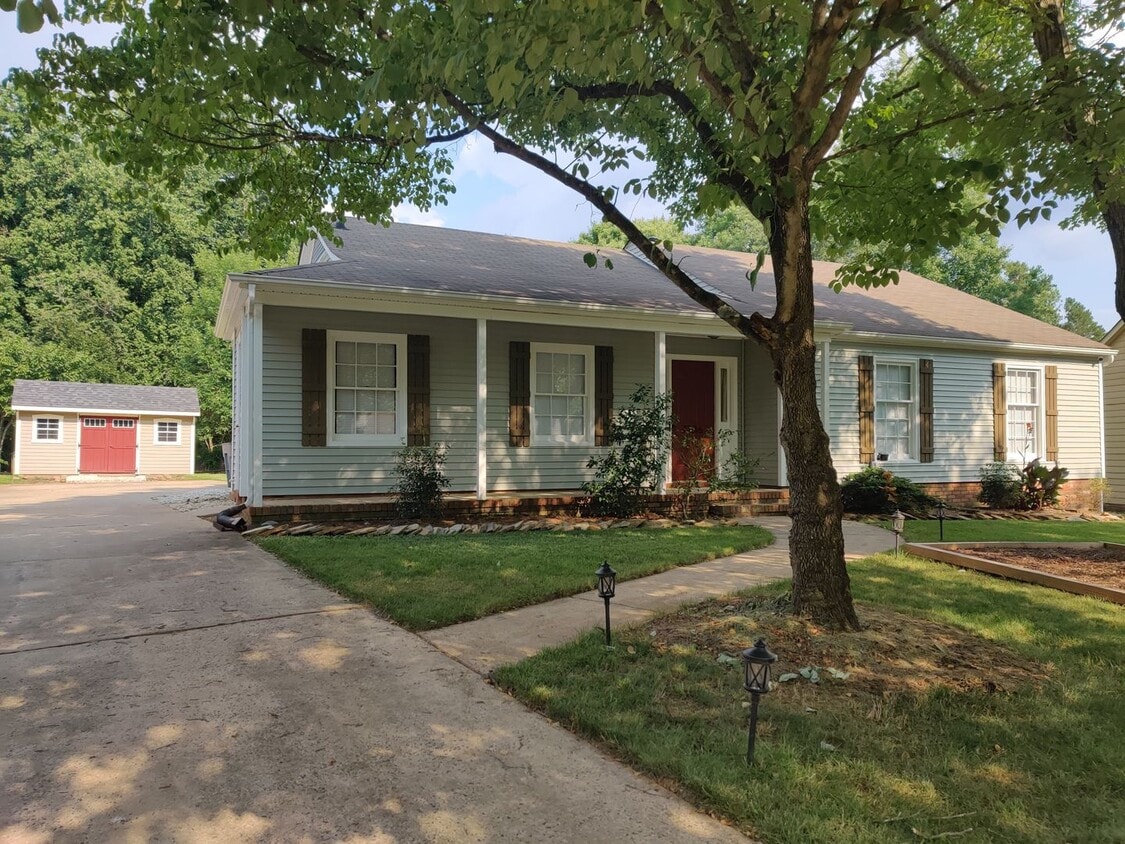 Primary Photo - 3 Bedroom Home in Chestnut Lake