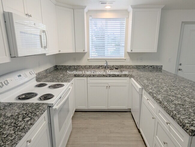 Foto del edificio - Spacious 3-Bed, 2-Bath Gem in Bountiful