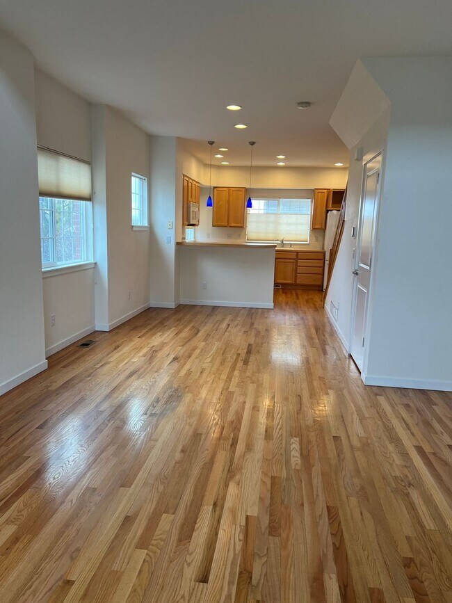 Foto del edificio - Gorgeous end unit townhome with one car ga...