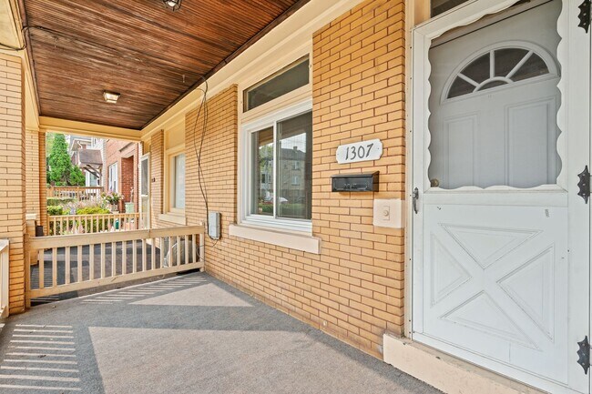 Foto del edificio - Beautifully Renovated 2 Bed/1 Bath in Dorm...