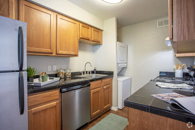 2HAB, 2BA - 800SF Chestnut - Cocina - Silver Creek Apartments