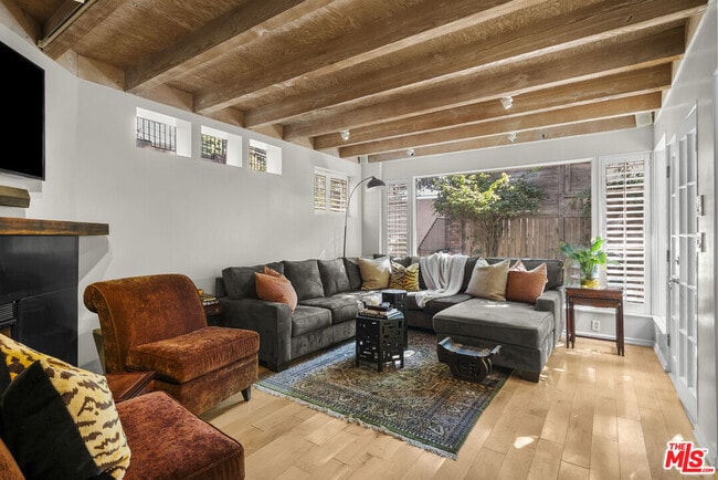 Foto del edificio - 2377 N Beverly Glen Blvd