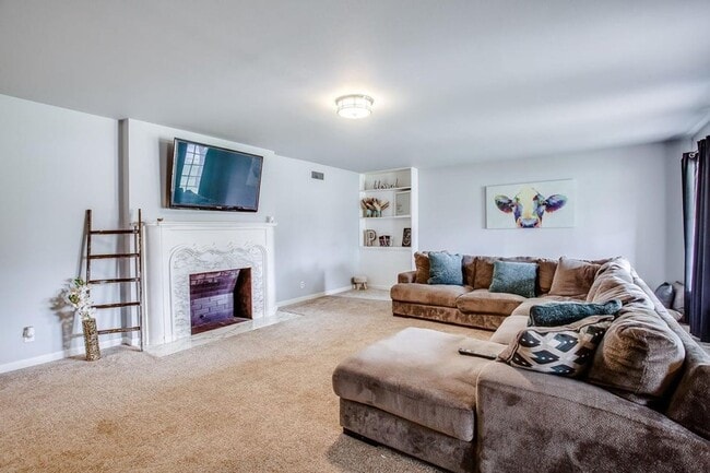 Foto del edificio - Spacious 4-Bedroom Home with Dual Living Areas