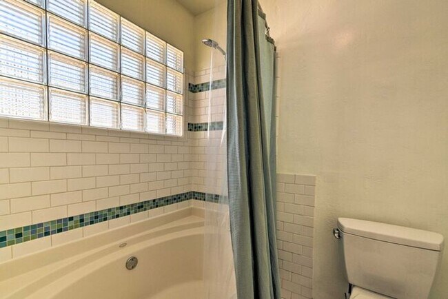 Building Photo - 4 Bed, 3 Bath, stunning home, located in t...