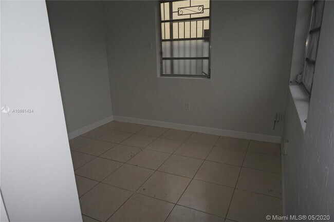 Building Photo - 2700 SW 33rd Ct