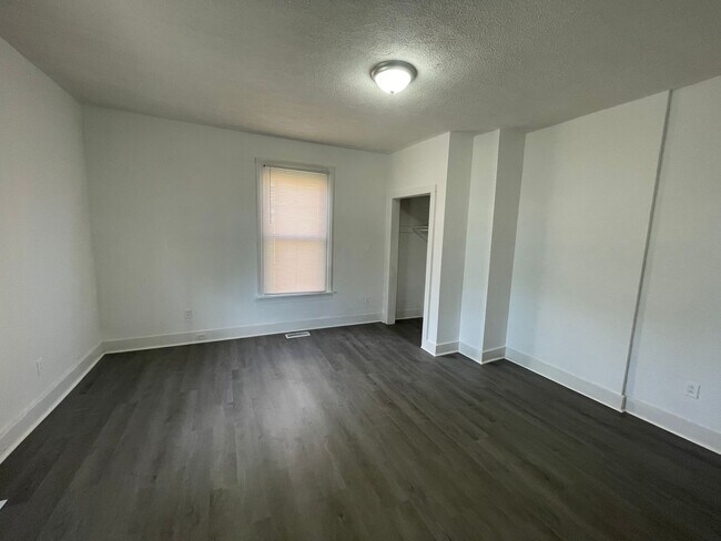 Building Photo - Renovated Home - Close to Downtown