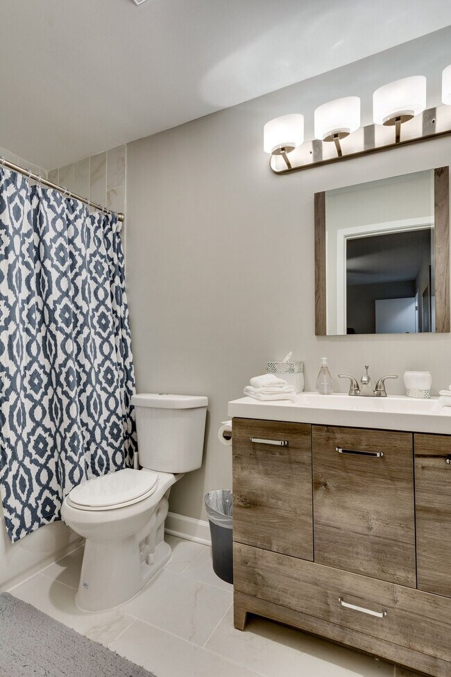 Building Photo - 226 S Hoyne Ave