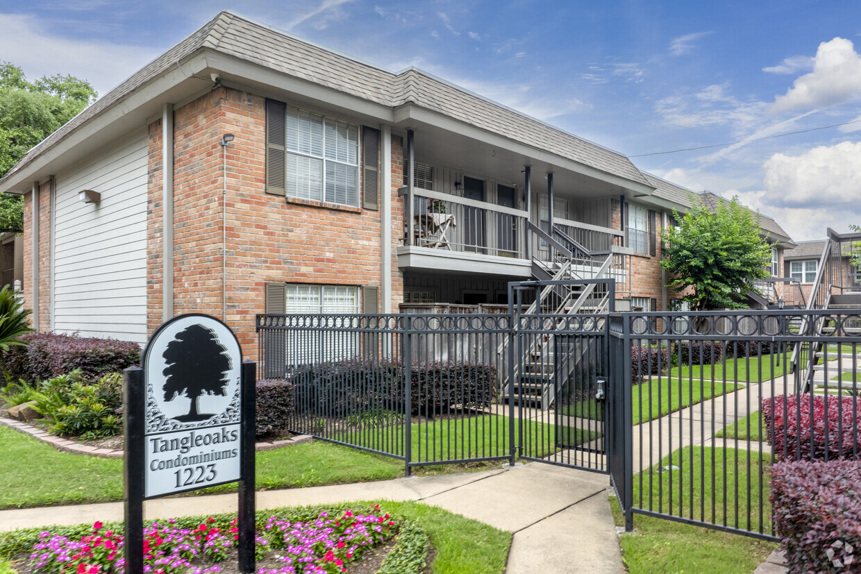 1223 Augusta Dr - Primary - Tangleoaks Condominiums
