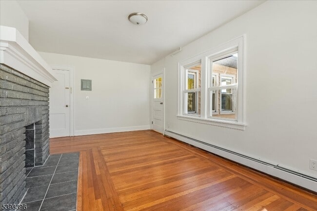 Building Photo - 46 James St