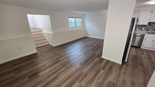 Foto del edificio - 85 E Ridge Rd