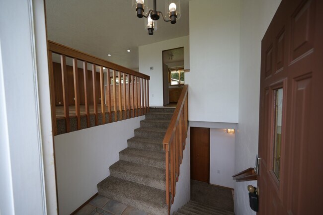 Building Photo - 4 bed, 2 bath, split level home in Sequim,...