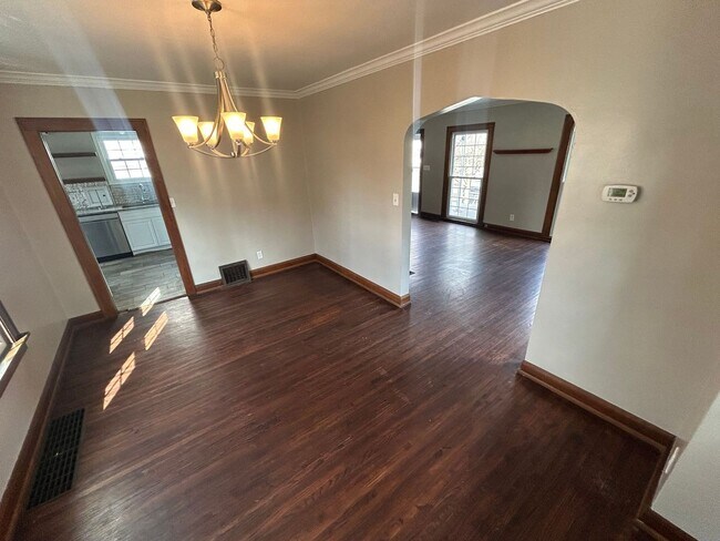 Foto del edificio - Charming 3-Bedroom Home with Finished Basement for Rent!