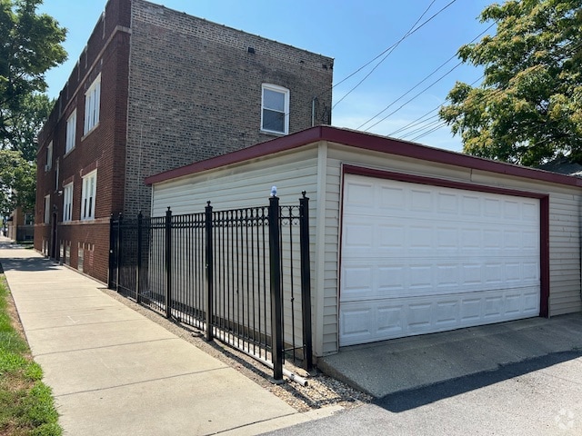 Building Photo - 1640 N Lamon Ave