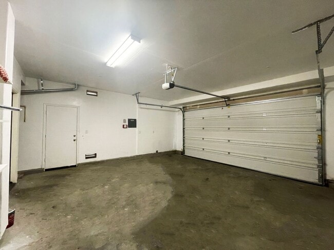 Building Photo - Beautiful 4/2.5 West Side Gilroy