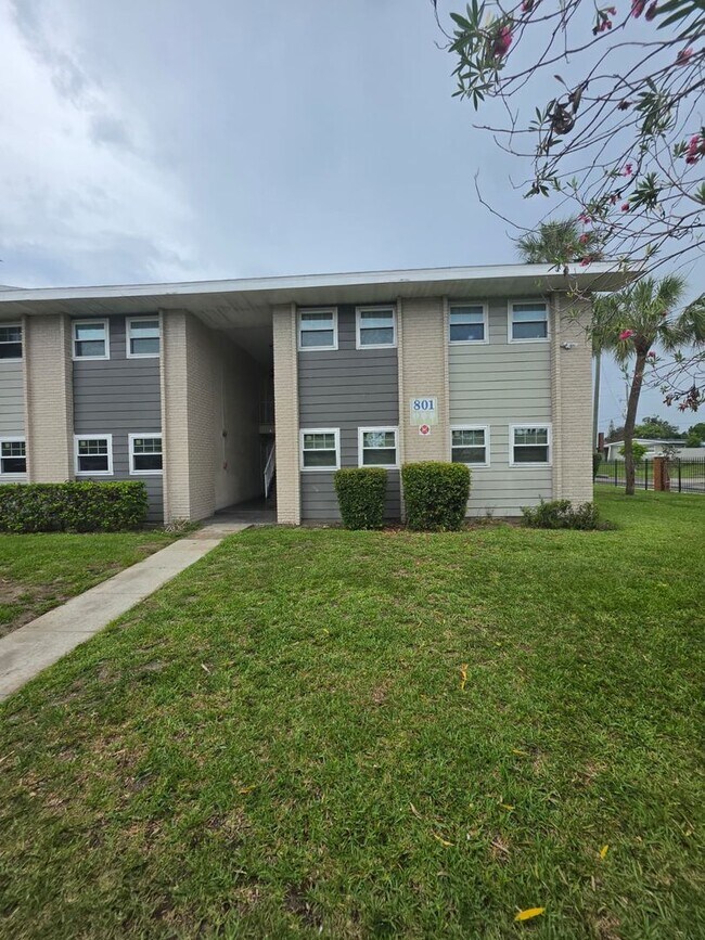 Building Photo - 801 Sky Lake Cir