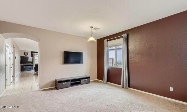 Foto del edificio - 17331 W Jefferson St
