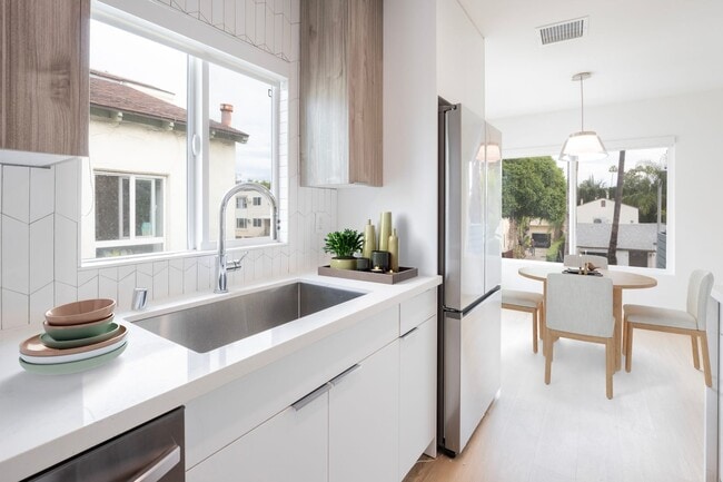 Interior Photo - 921 N Gardner St