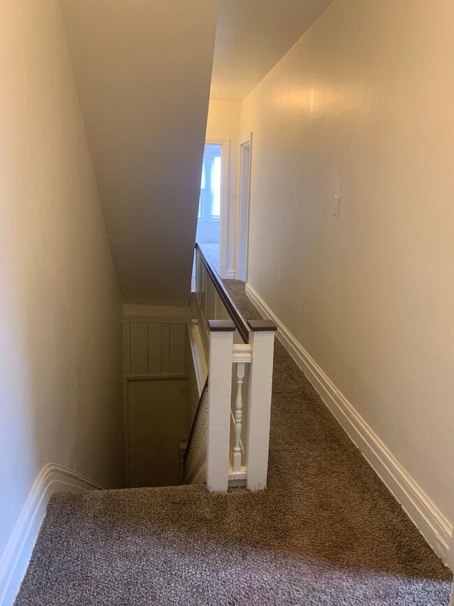 Building Photo - West End 3 Bedroom Apartment 2nd/3rd Floor...