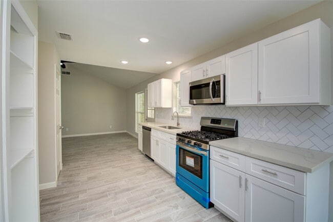 Building Photo - 7902 La Roche Ln