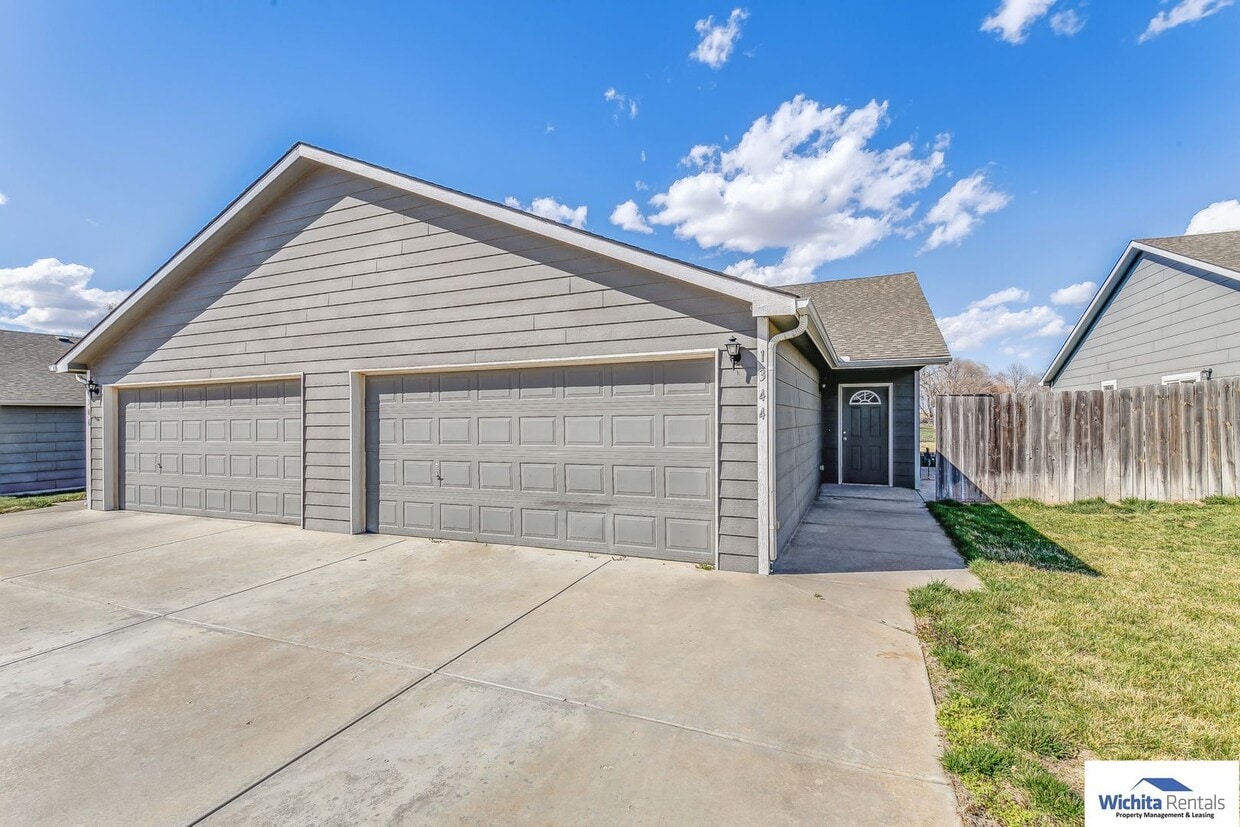 Primary Photo - 3 bedroom, 2 bath duplex on a slab. Centra...
