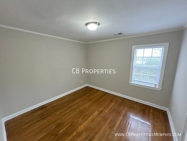 Building Photo - 1111 Robin Hood Ln