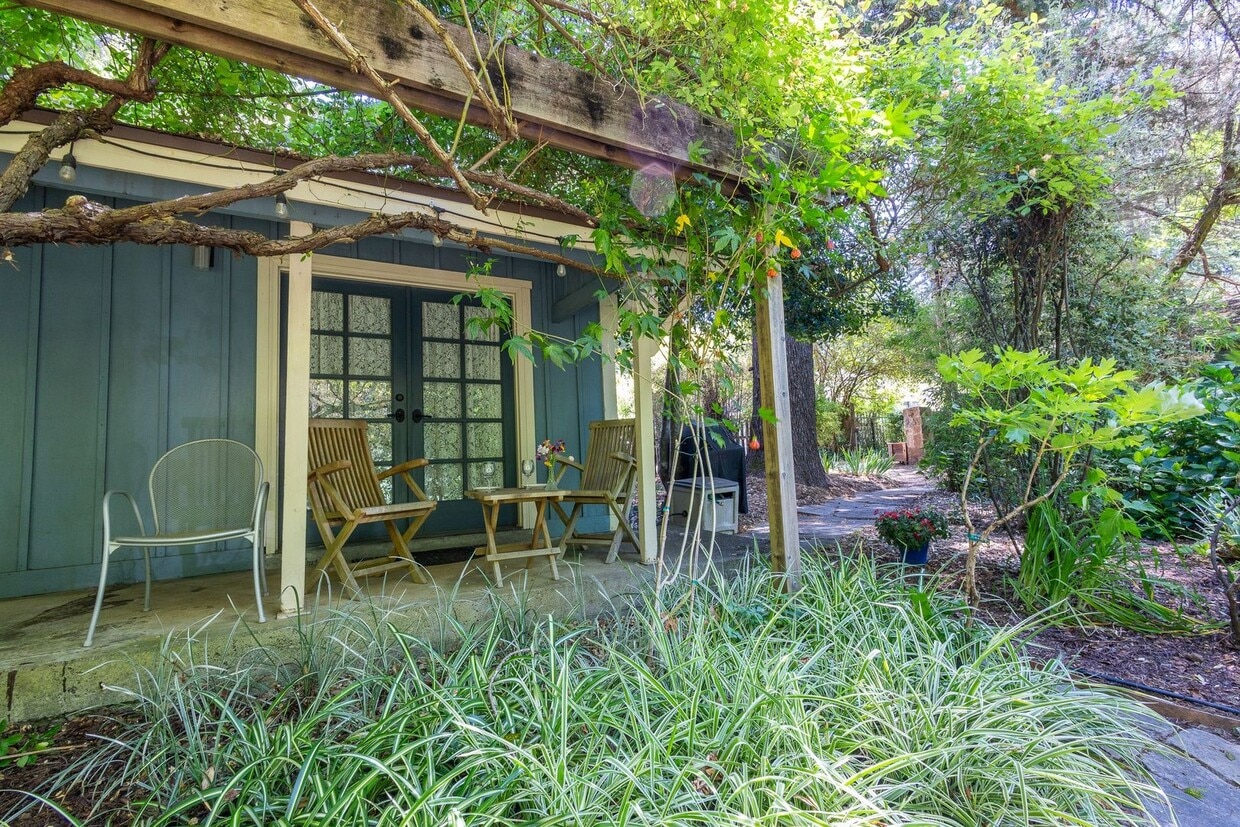 Primary Photo - 550 square foot Fully Furnished short term...