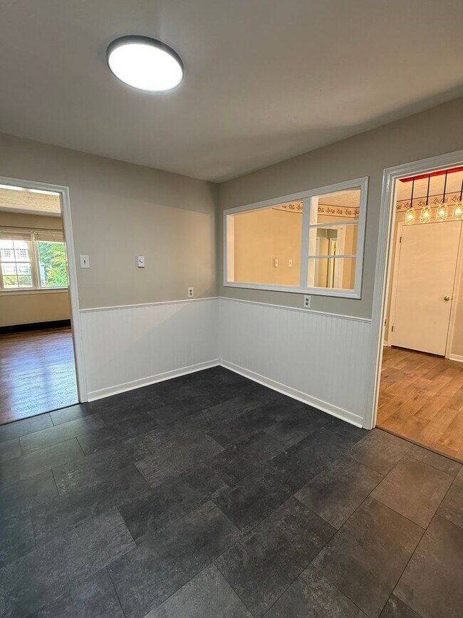 Foto del edificio - 2 Bedroom 1 Bath Rancher with Incredible Yard & Bonus Spaces