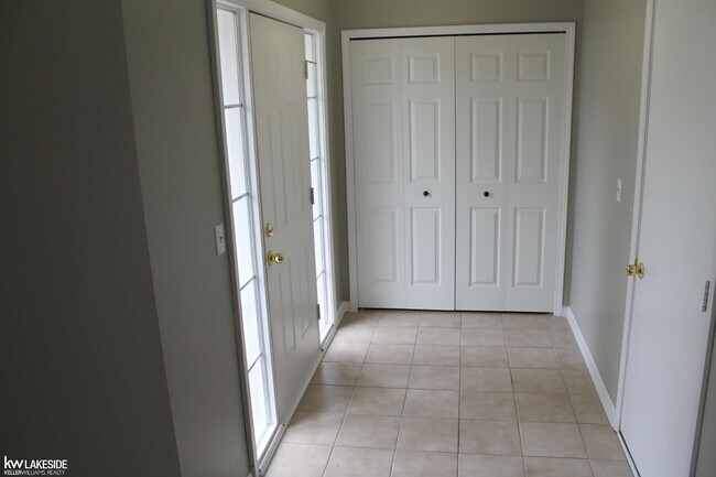 Foto del edificio - 16390 Chatham Dr