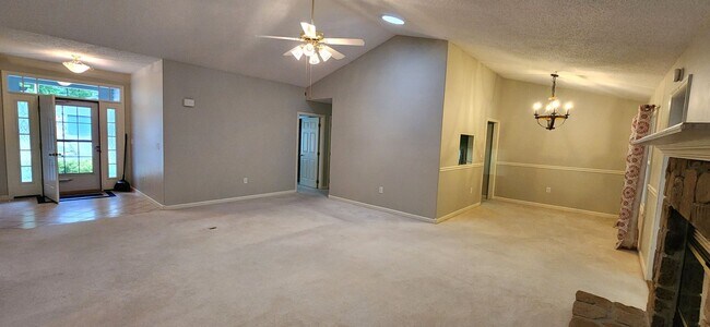 Building Photo - Beautiful, unfurnished rental perfectly lo...