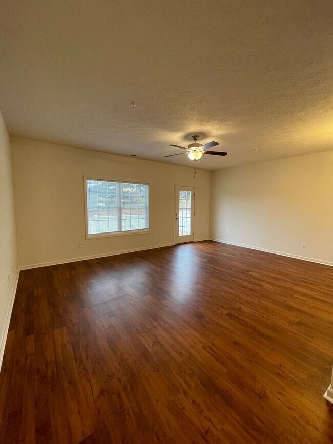 Foto del edificio - Like New Two Master Suite Apartment Townhouse