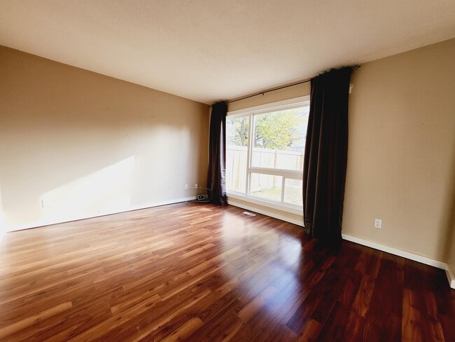 Building Photo - 237 Grandin Village