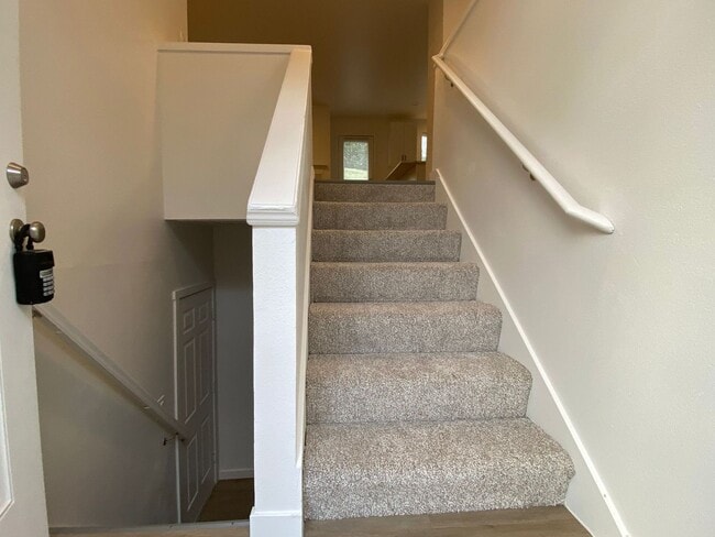 Building Photo - Stylish 4 Bedroom, 2 Bathroom Home with Gr...