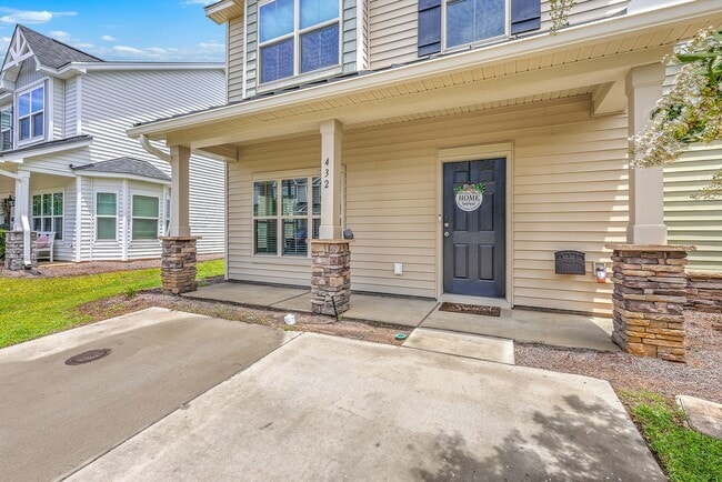 Building Photo - Spacious End-Unit Townhome with Modern Com...