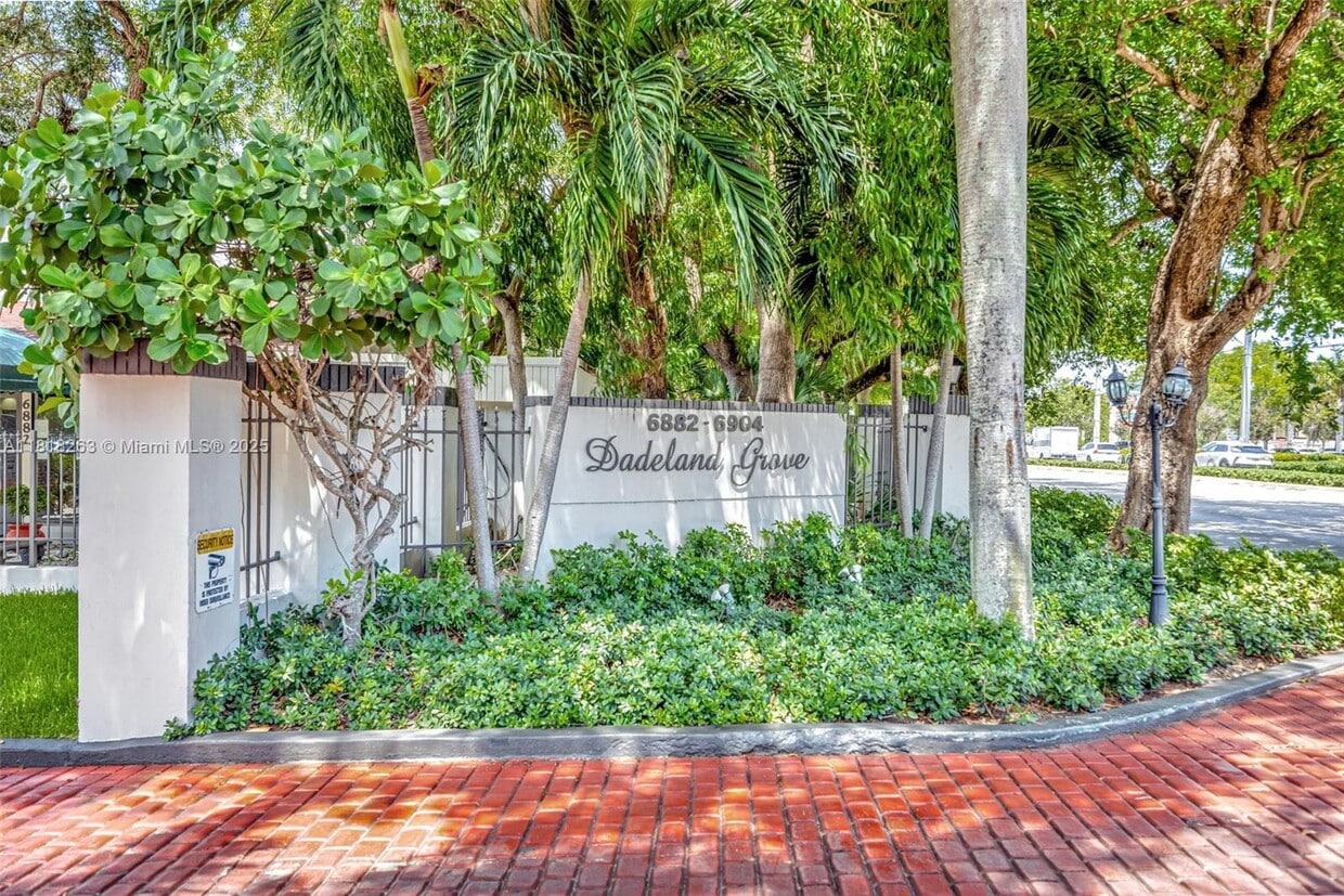 Primary Photo - 6890 N Kendall Dr