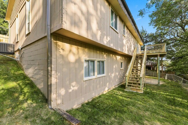 Building Photo - 350 Skyline Dr