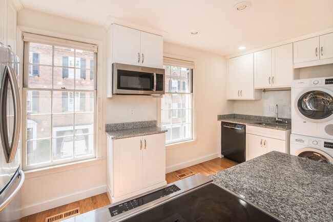 Foto del edificio - Available Now! Modern Row House in the Heart of Foggy Bottom with 1 Car Garage!