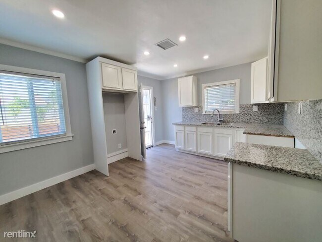 Building Photo - 2 br, 1 bath House - 168 W. 10th street