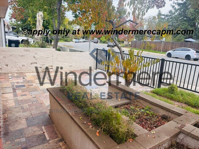 Foto del edificio - Charming, Bright & Clean 2-Story Home with Dual Balconies on 37th St!