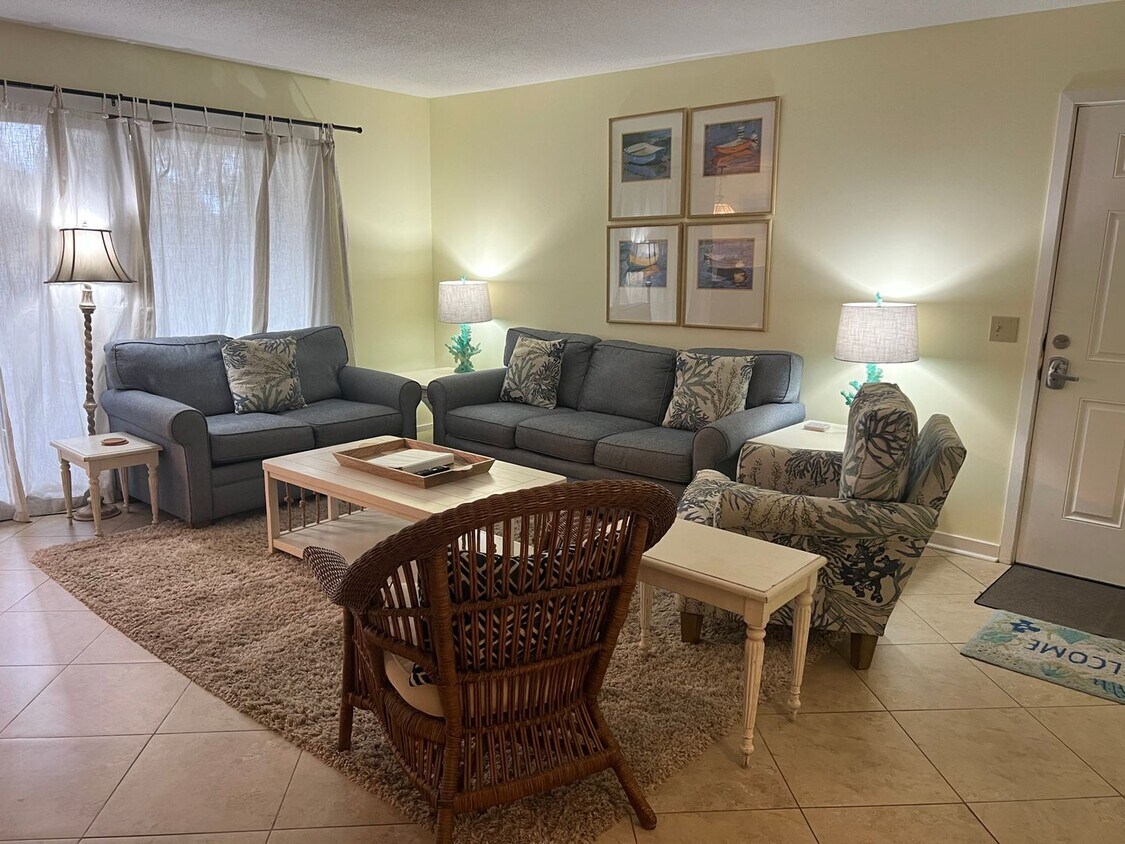 Foto principal - Unfurnished First Floor 3BR Condo in Sea P...
